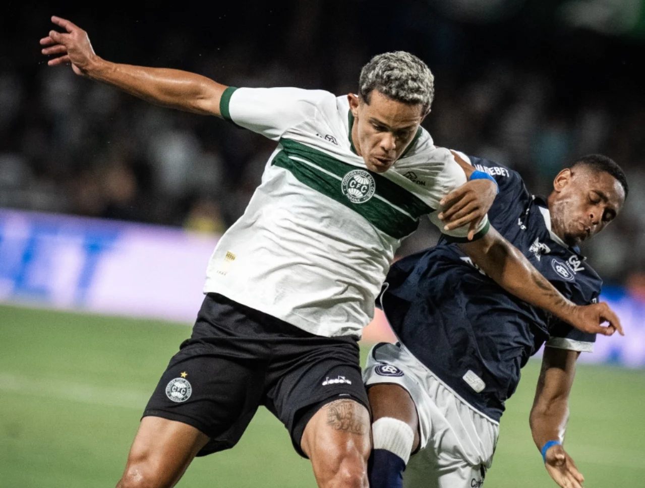 Remo e Coritiba duelam no Mangueirão pela 25ª rodada do Campeonato Brasileiro