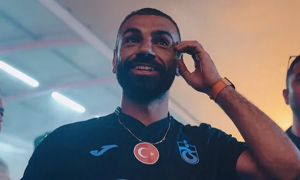 Mohamed Salah assina com o Trabzonspor e recebe festa na Turquia