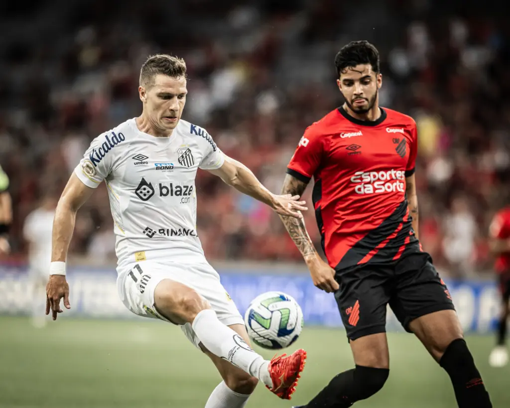 Santos e Athletico-PR duelam pelo Brasileirão na Vila Belmiro