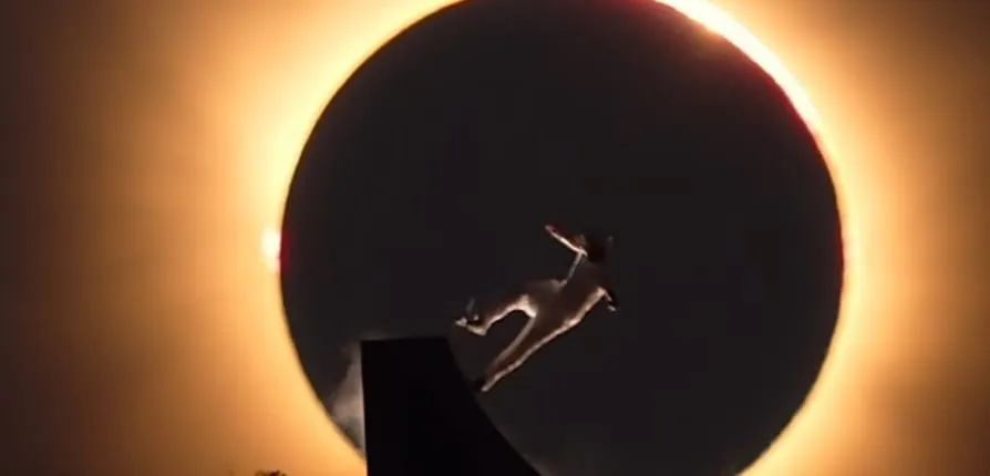 Skatista espanhol faz manobra perfeita durante eclipse solar e viraliza