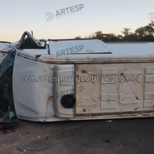 Acidente na Rodovia Anhanguera deixa van tombada após colisão com carreta