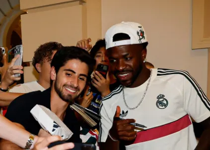 Vini Jr exalta o Real Madrid e afirma que oito anos de clube são pouco