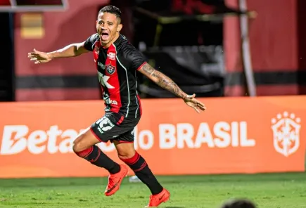 Vitória goleia Athletico-PR por 4 a 0 e avança na Copa do Brasil