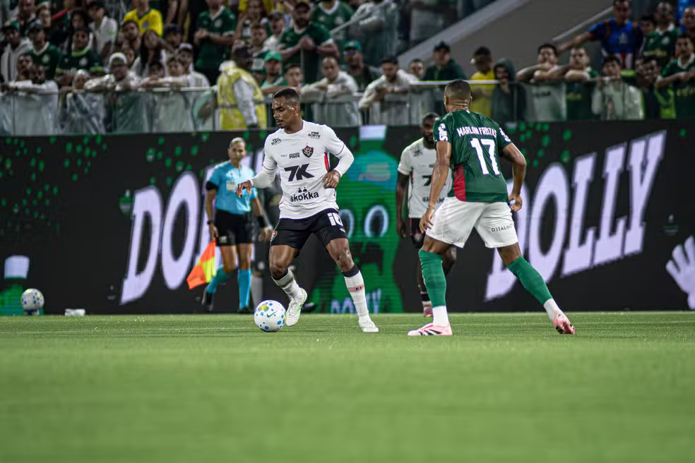 Vitória provoca Palmeiras e aponta erro da arbitragem em denúncia contra Maurício