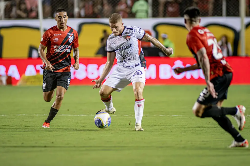 Vitória x Athletico-PR: veja onde assistir, escalações e arbitragem