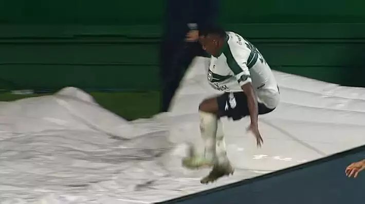 Zagueiro do Coritiba cai em túnel após festejar gol que foi anulado