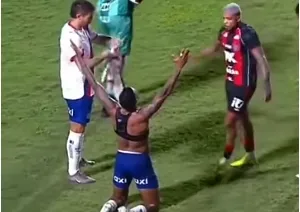 Zagueiro Cacá rasga camisa de Jean Lucas em confusão no clássico Ba-Vi