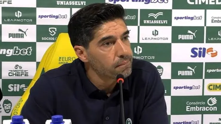 Abel Ferreira recebe multa da Conmebol após chutar microfone em jogo do Palmeiras