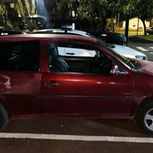 Adolescente é apreendido em carro furtado minutos após crime em São Carlos
