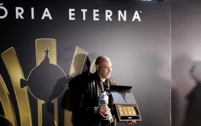 Adriano Imperador recebe homenagem da Conmebol no Rio de Janeiro
