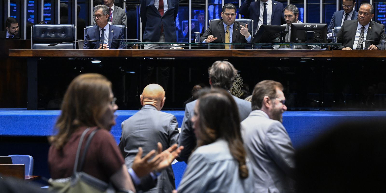 Senado deve votar fim da escala 6x1 após as eleições, garante Alcolumbre