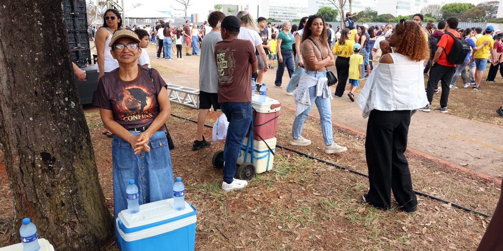 Como vendedores ambulantes buscam sustento no desfile de 7 de Setembro