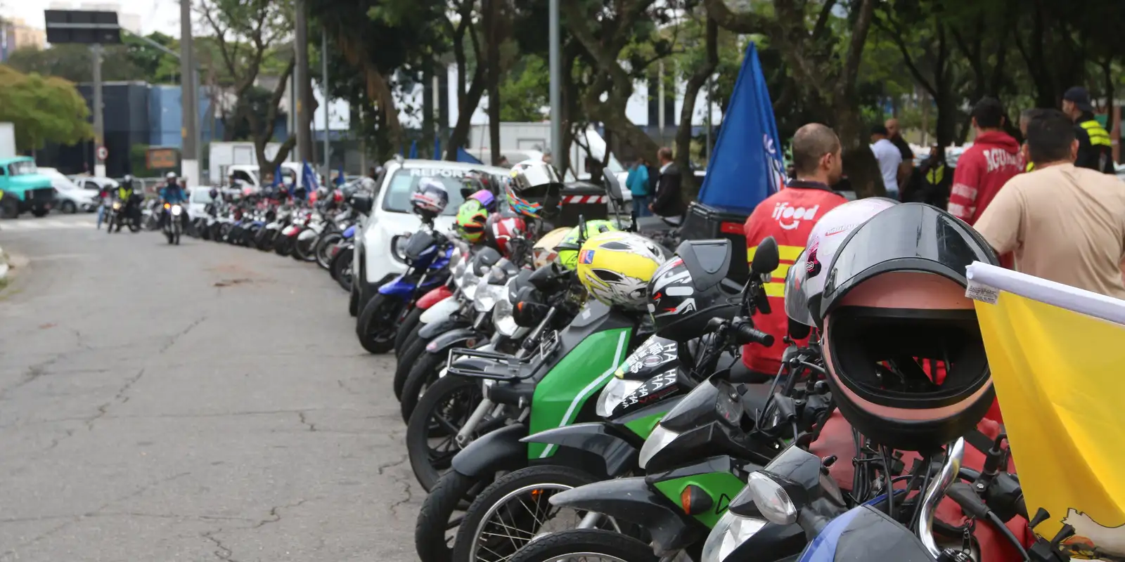 Poucos motociclistas de app têm cobertura previdenciária no Brasil, indica IBGE