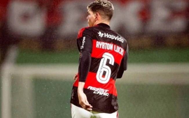Ayrton Lucas sofre lesão e deixa o Flamengo no início do jogo contra o Bragantino