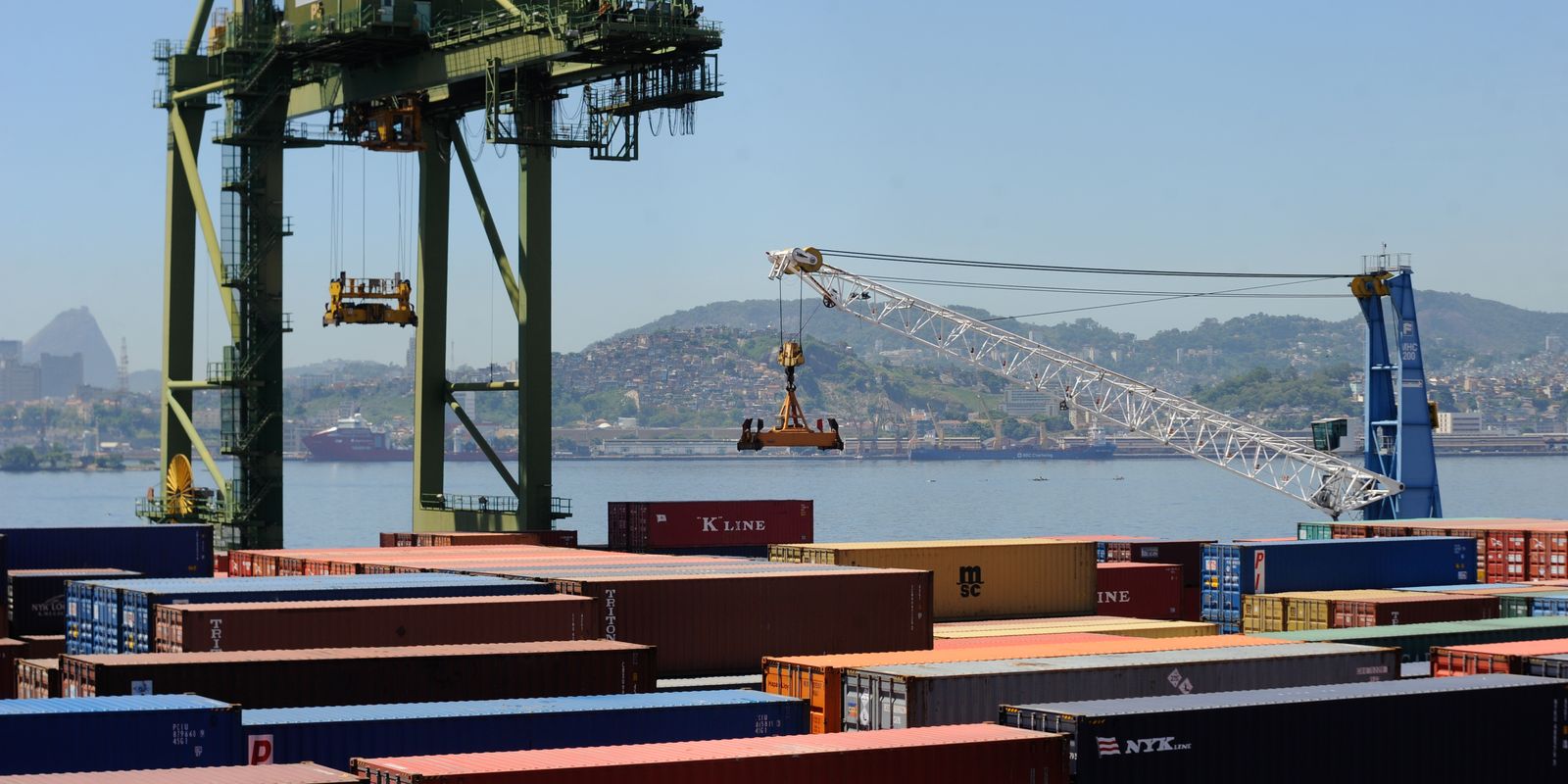 Balança comercial tem superávit de US$ 7,4 bilhões impulsionada por commodities