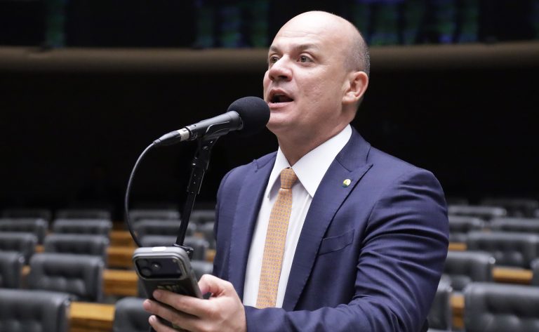 Câmara aprova novas regras para o tempo de serviço de PMs e bombeiros