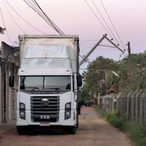Caminhão derruba poste e deixa fiação energizada em São Carlos