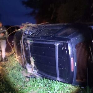 Capotamento deixa motorista ferido na vicinal de Ribeirão Bonito