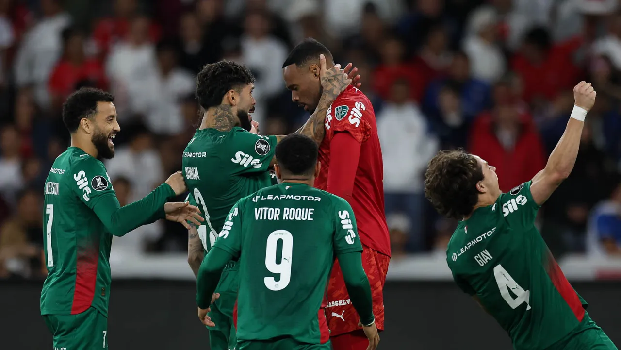 Carlos Miguel brilha nos pênaltis e celebra classificação do Palmeiras
