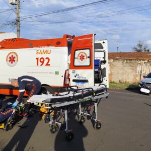 Desrespeito a sinal de pare causa grave acidente em São Carlos e fere motoboy