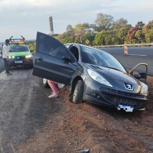 Carro para em canteiro após acidente na Washington Luís em São Carlos