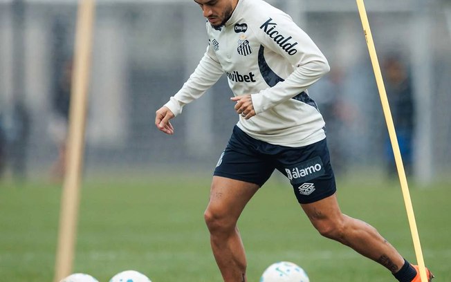 Philippe Coutinho treina com o grupo do Santos e avança rumo à estreia