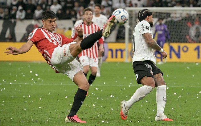 Memphis Depay perde pênalti decisivo e Corinthians é eliminado da Libertadores