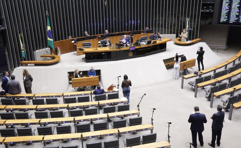 Câmara dos Deputados aprova urgência para acelerar dois projetos