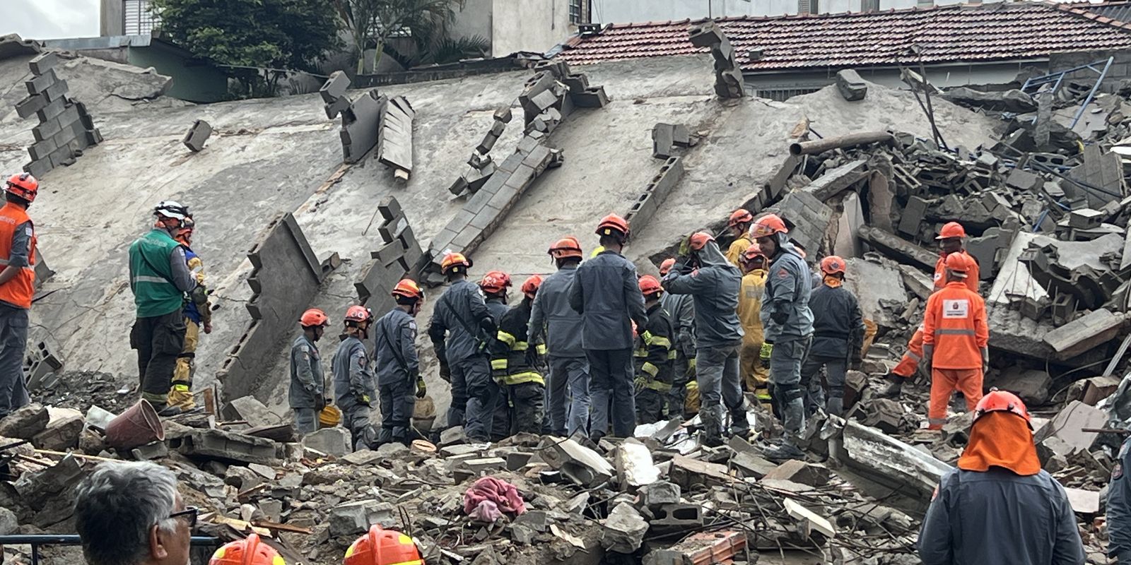 Tragédia deixa dois mortos após desabamento na Penha em São Paulo