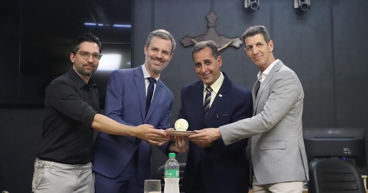 Giovani Peroni recebe a Medalha de Mérito Desportivo no beach tennis