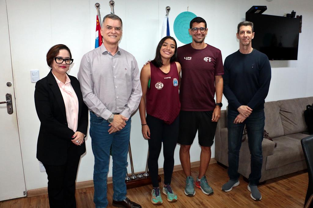 Prefeito Dr. Lapena recebe atleta de Araraquara campeã brasileira de atletismo