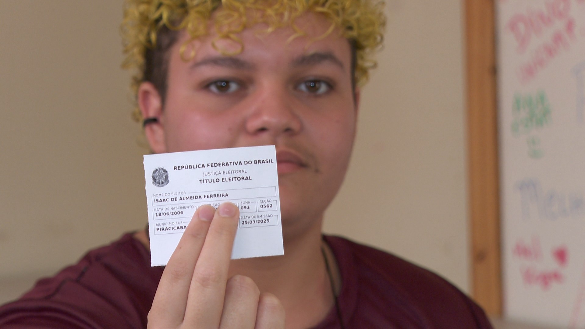 Eleitores trans usam nome social para votar nas eleições no interior de SP