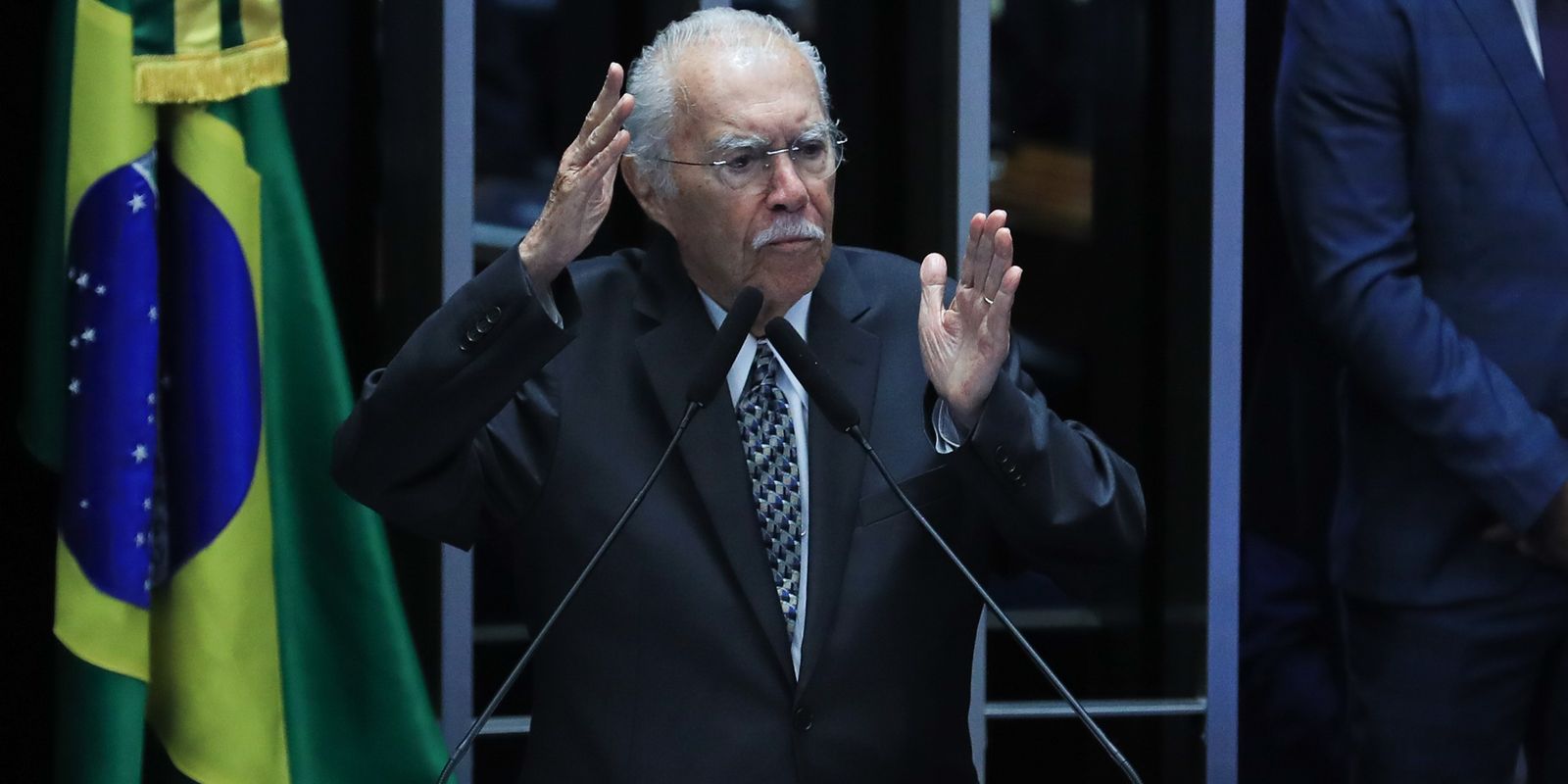 Ex-presidente José Sarney é internado em São Luís com pneumonia