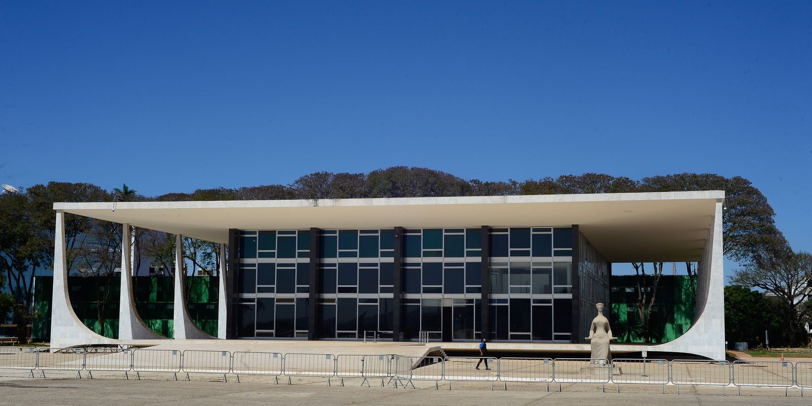 Fachin cobra posicionamento da PGR sobre investigações do INSS e caso Master