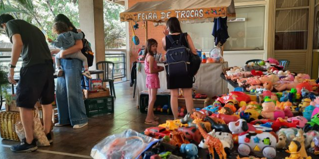 Feira de Trocas reúne livros, brinquedos e ações ambientais no Sesc Araraquara