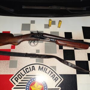 Perseguição policial termina com carro atolado e arma apreendida em Ribeirão Bonito
