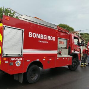Curto-circuito em geladeira gera princípio de incêndio em casa no Jardim Brasil