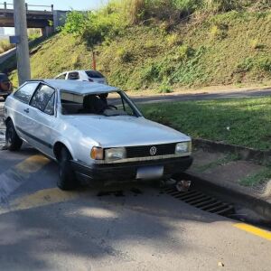 Carro capota e deixa motorista ferido após acidente em São Carlos