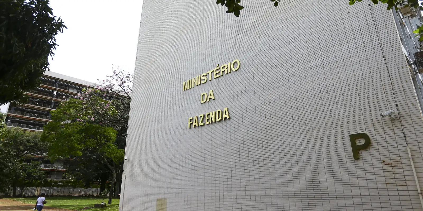 Governo ajusta projeção do PIB para 2026 e detalha cenário macrofiscal