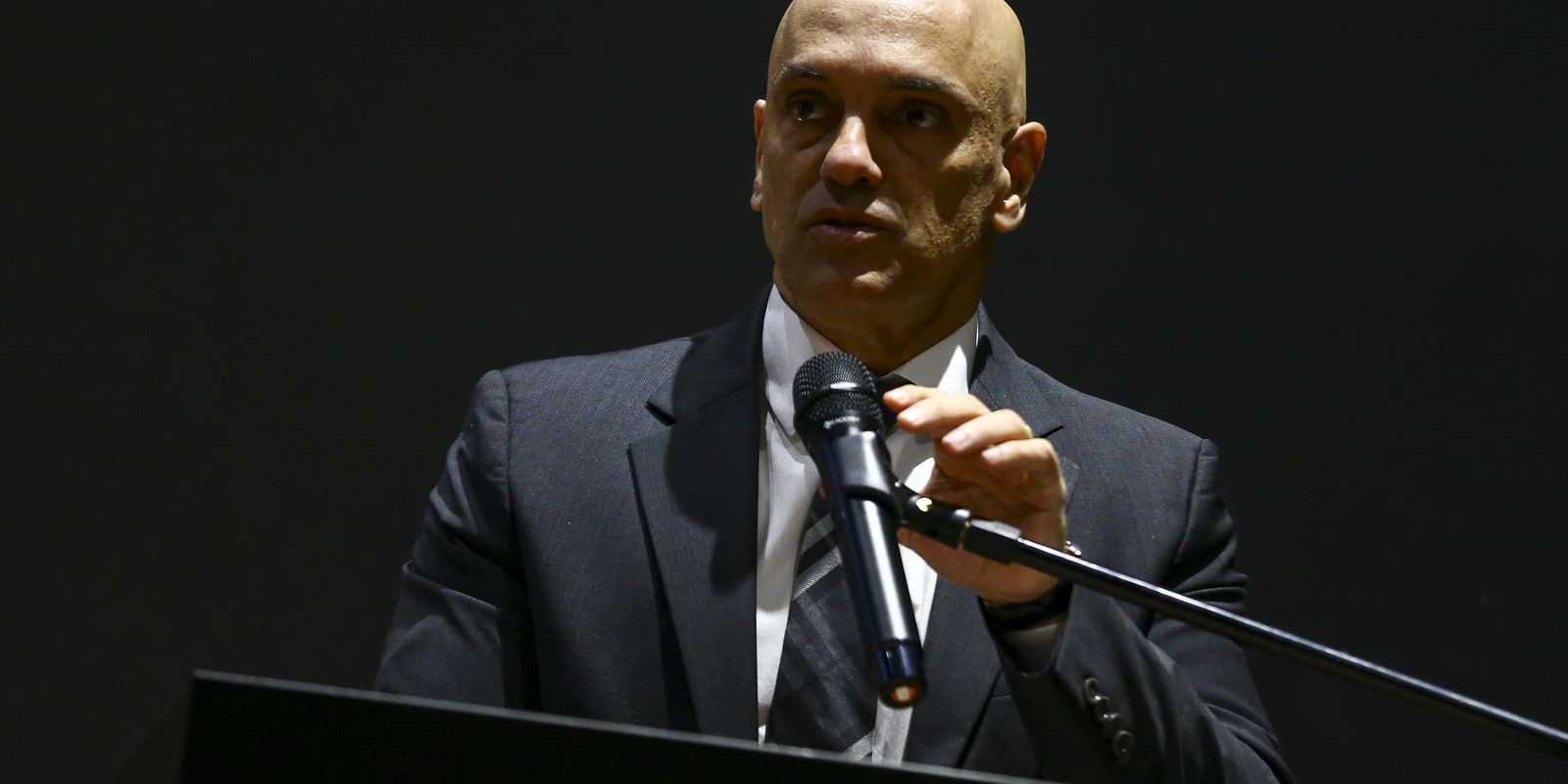 Alexandre de Moraes contesta investigação de Mendonça no STF
