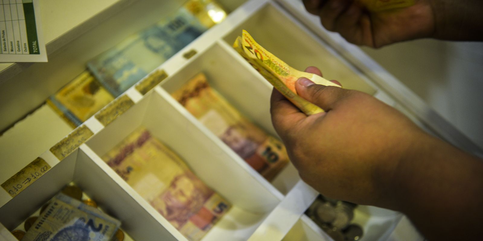 INPC registra deflação em agosto, acumulando 3,98% em 12 meses