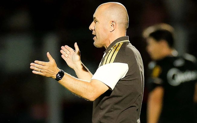 Leonardo Jardim se aproxima de marca obtida no Cruzeiro pelo Flamengo
