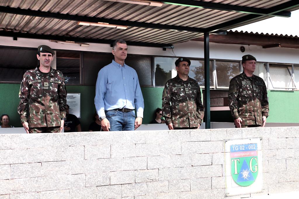 Juramento à bandeira reúne mais de 100 jovens no Tiro de Guerra