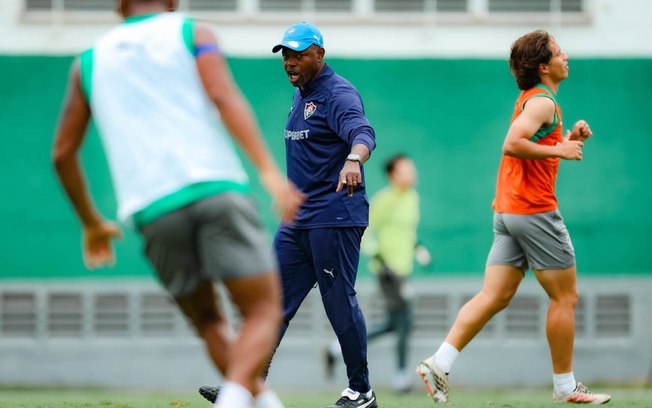 Marcão aproveita folga para observar atletas da base do Fluminense