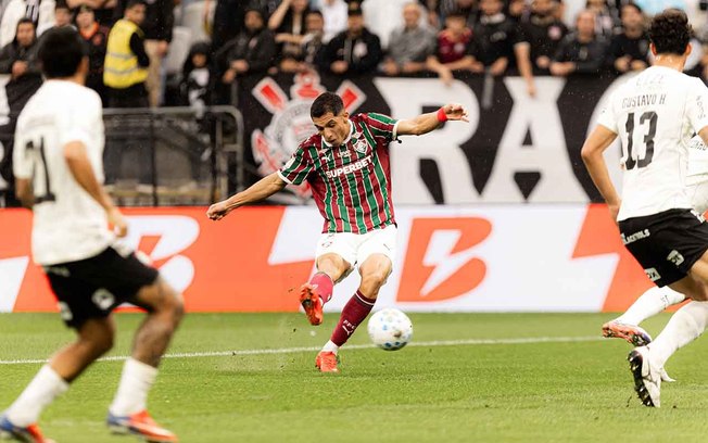 Marcão comemora vitória do Fluminense sobre o Corinthians na Neo Química Arena