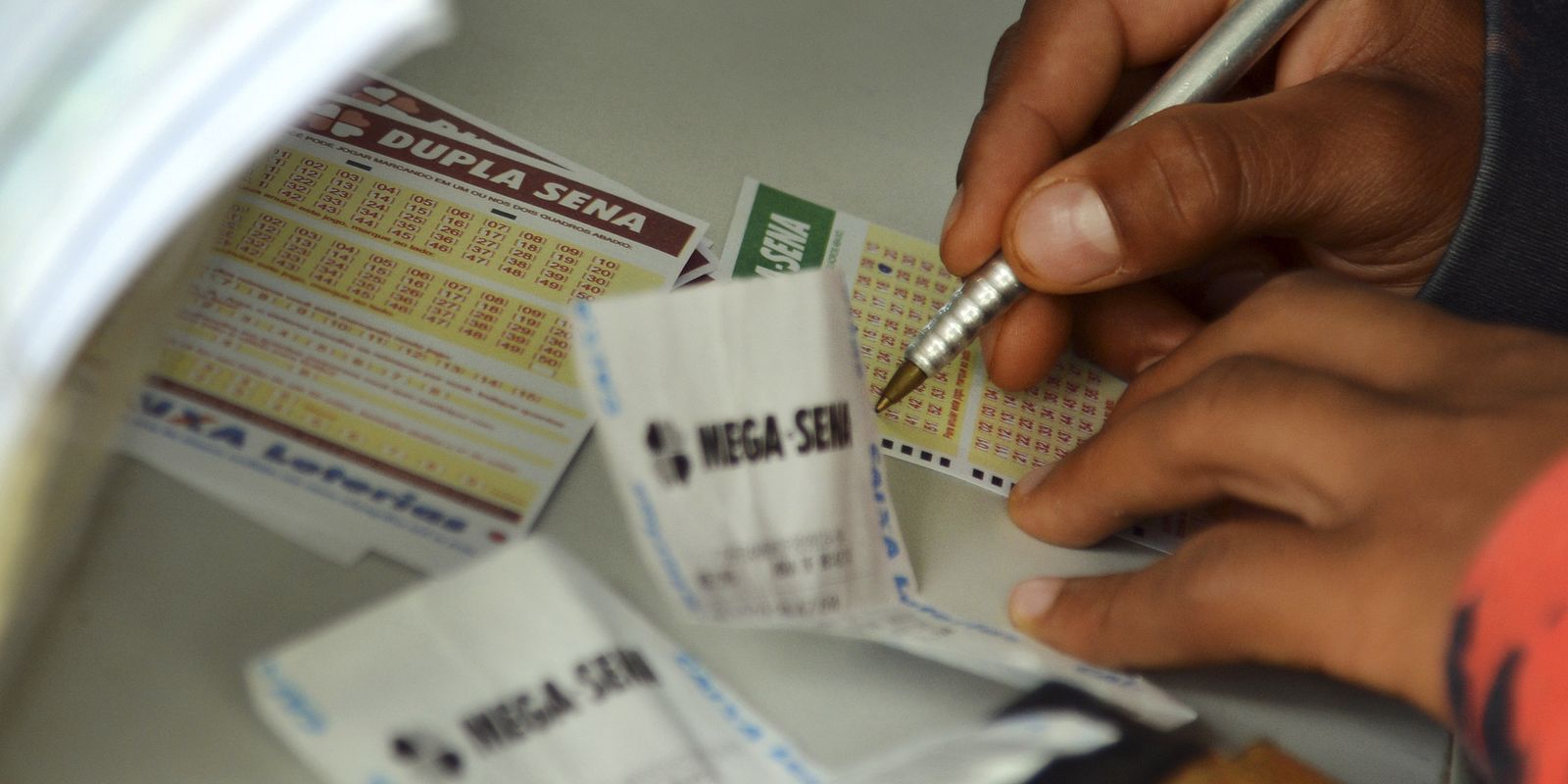 Mega-Sena acumulada sorteia prêmio de R$ 102 milhões nesta quinta-feira
