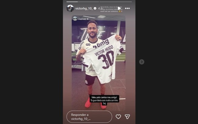 Victor Hugo, do Atlético-MG, presenteia Neymar e brinca com o craque