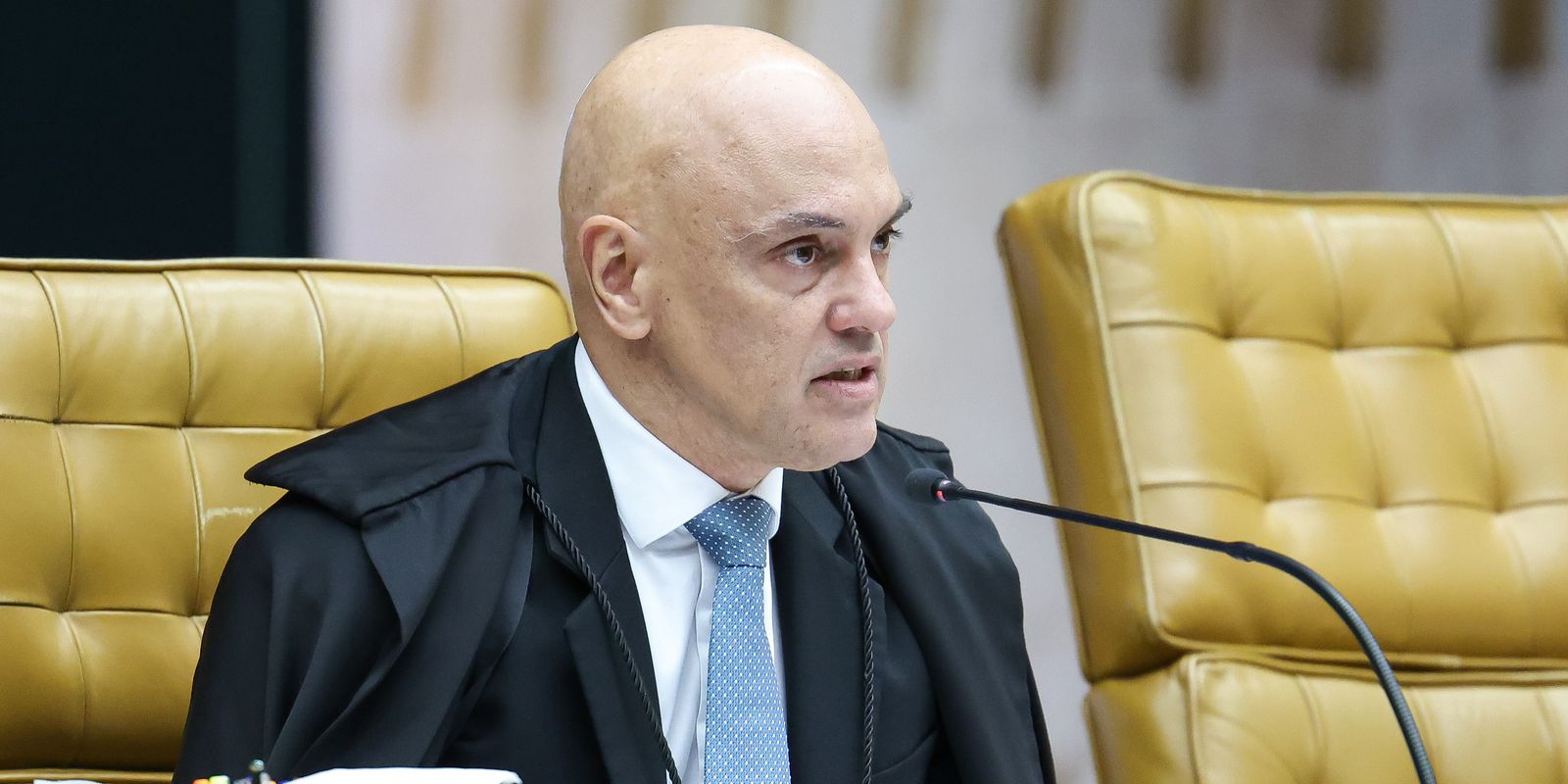 Alexandre de Moraes envia a Fachin pedido de investigação contra André Mendonça