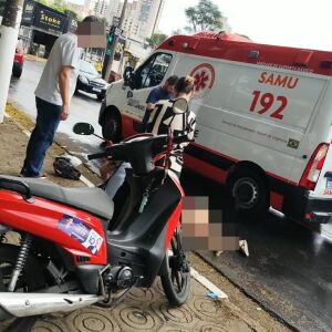 Queda de moto por asfalto molhado deixa ferida no Centro