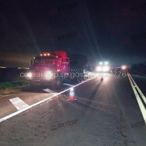 Motorista morre em colisão entre carro e caminhão na SP-215
